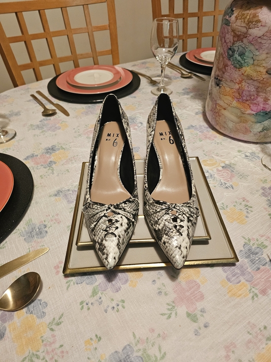 Mix No. 6 Shoes - Women’s Snake-Print Pointed Toe Pumps in Black & White. 8.5 W. Open To Offer